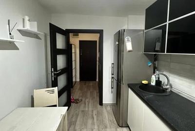 Apartament cu 3 camere semidecomandat în Brâncoveanu
