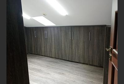 Casă cu 5 camere cu Canalizare în Central - 6