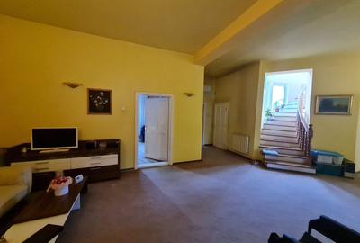 Casă individuală cu 8 camere cu Canalizare în Central - 8