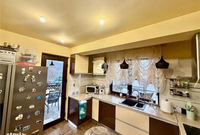 Casă cu 4 camere cu Garaj în Bucium