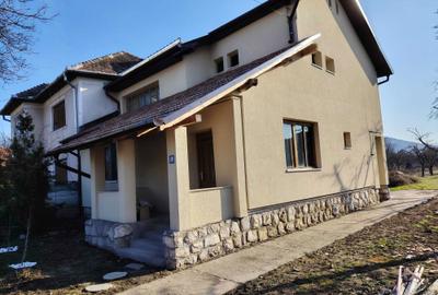 Casă cu 4 camere în Central - 2