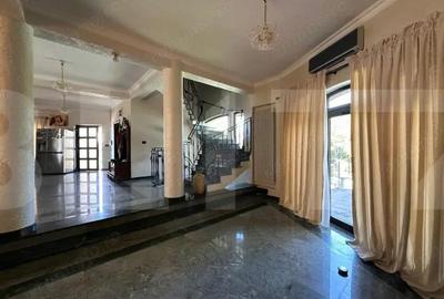 Casa de vanzare in Dumbravi?a piscina, teren generos, finisaje premium