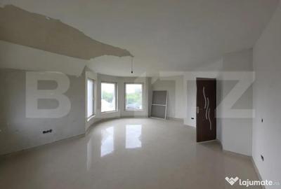 Casă cu 5 camere cu Teren 2700 Mp în Central - 1