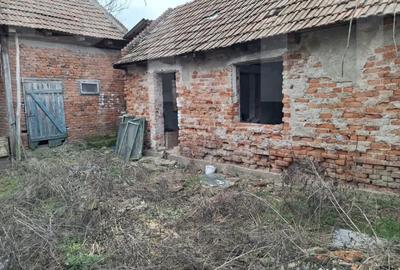Casă cu 4 camere cu Teren 1000 Mp în Central - 1