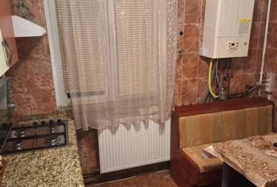 Apartament de 3 camere, decomandat, centrala proprie, balcon, zona 1 Decembrie - 8