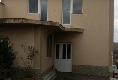 Casă cu 7 camere cu Garaj în Lăzăreni - 4