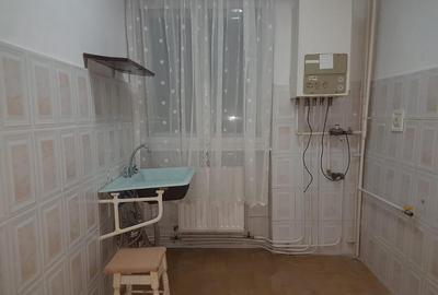 Apartament trei camere, nemobilat, etaj 2, CT, gresie, 9 Mai - 1