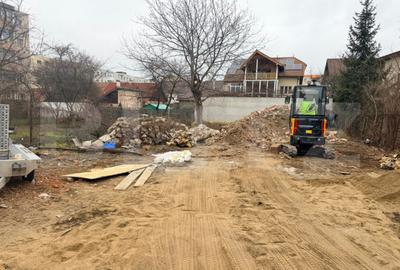 Teren de 350 mp, în Tractorul
