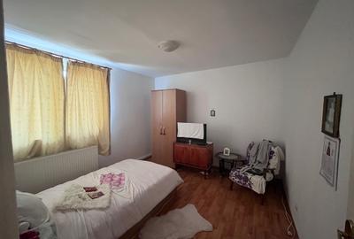 Apartament cu 4 camere decomandat în Micro 39