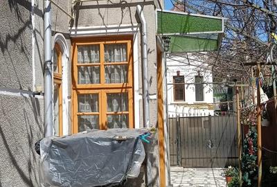 Casă cu 6 camere cu Canalizare în Central