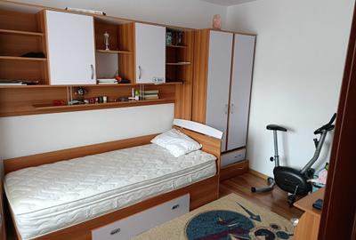 Apartament cu 3 camere semidecomandat în Central