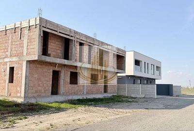 Casă cu 8 camere cu Teren 250 Mp în Săcălaz