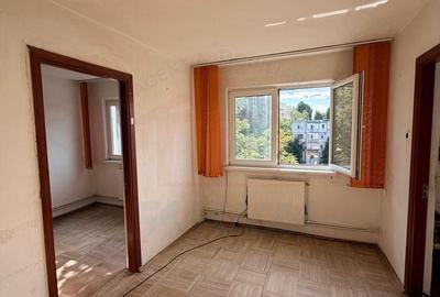 Apartament cu 3 camere semidecomandat în Micro 40