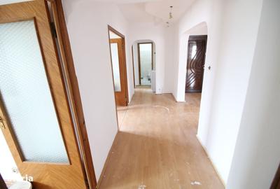 Apartament cu 4 camere decomandat în Micro 17