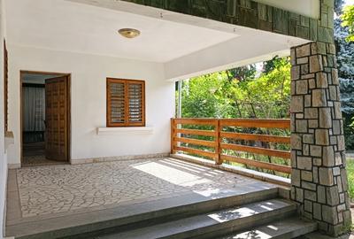 Casă cu 10 camere cu Canalizare în Breaza