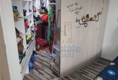 Apartament cu 4 camere decomandat în Nicolina