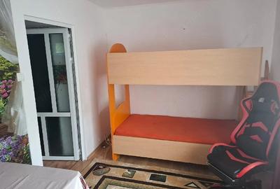 Apartament cu 3 camere semidecomandat în Podul de Piatră