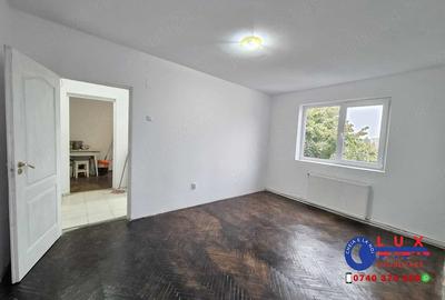 Apartament cu 3 camere semidecomandat în Babadag
