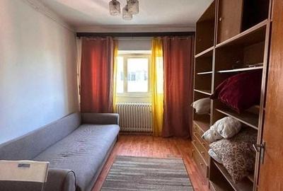 Apartament cu 4 camere decomandat în Tei