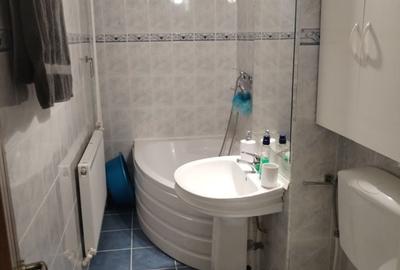 Apartament cu 2 camere decomandat în Uiești