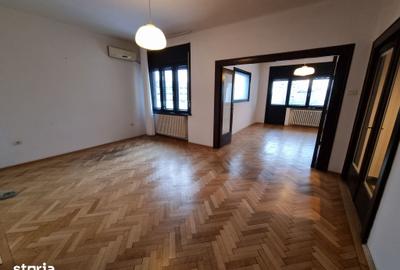Apartament cu 4 camere în Romană
