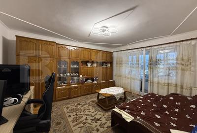 Apartament cu 3 camere decomandat în Micro 16