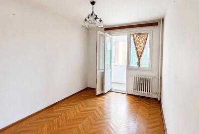 Apartament cu 3 camere semidecomandat în Berceni