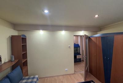 Apartament cu 3 camere în Craiovița Nouă