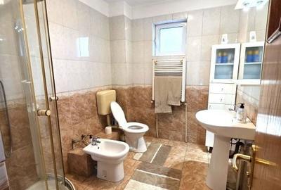 Casă cu 6 camere cu Teren 2100 Mp în Central