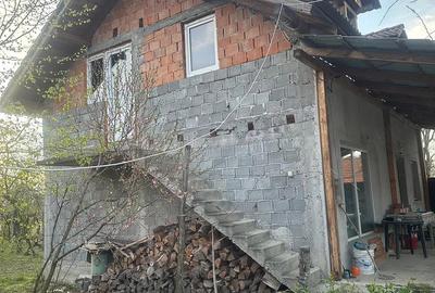 Casă cu Teren 1552 Mp în Central