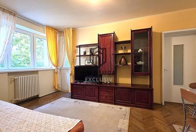 Apartament cu 3 camere semidecomandat, mobilat în P-ța Victoriei