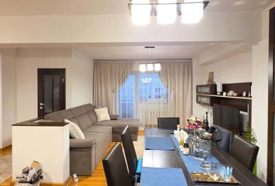 Apartament cu 3 camere nedecomandat în Nufărul