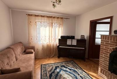 Casă individuală cu 5 camere cu Canalizare în Central