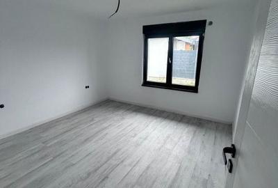 Casă cu Teren 5.5 Mp în Groși