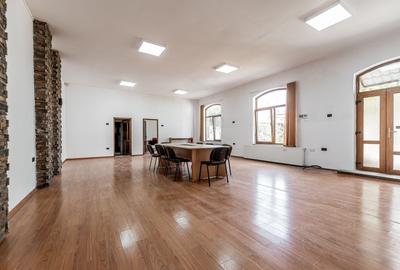 Apartament cu 2 camere semidecomandat, mobilat în Central