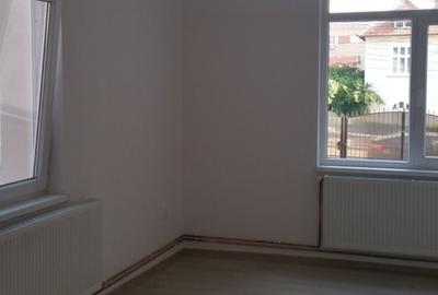 Casă cu 4 camere în Central - 2
