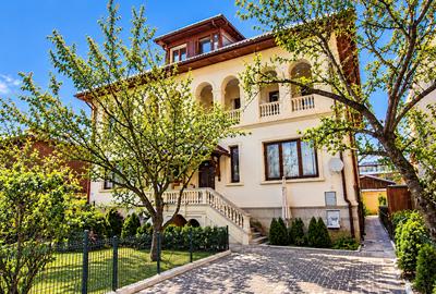 Casă cu 12 camere cu Canalizare în Barbu Văcărescu