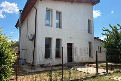 Casă cu 4 camere cu Teren 200 Mp în Central