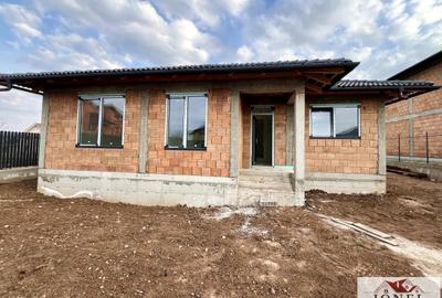 Casă individuală cu 4 camere cu Canalizare în Est - 1
