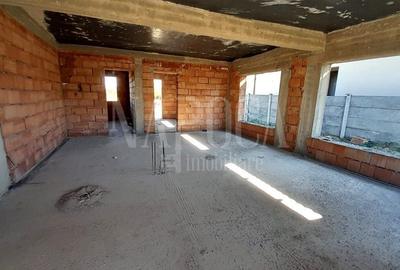 Casă individuală cu 4 camere cu Canalizare în Nufărul