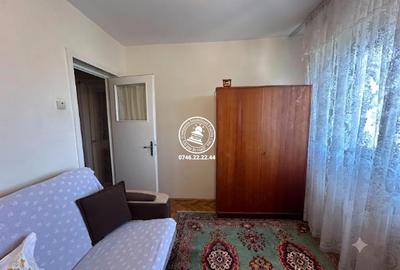 Apartament cu 3 camere decomandat în Podu Roș
