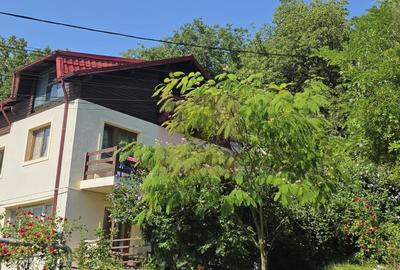 Casă individuală cu 4 camere cu Canalizare în Central