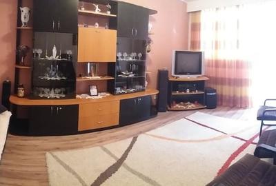 Apartament cu 3 camere decomandat în Drumul Taberei