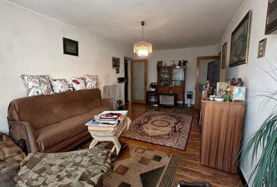 Apartament cu 3 camere semidecomandat în 1 Mai - 2