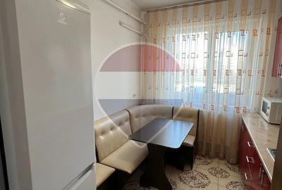 Apartament cu 3 camere semidecomandat în Podu Roș