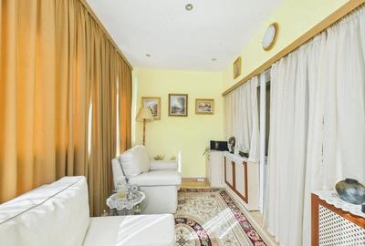 Casă cu 10 camere cu Teren 601 Mp în Central