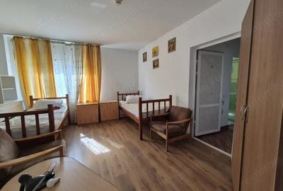 Casă cu 8 camere cu Teren 450 Mp în Găvana