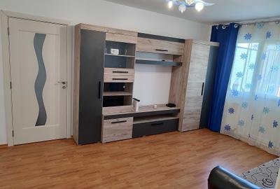 Apartament cu 3 camere semidecomandat în Milcov