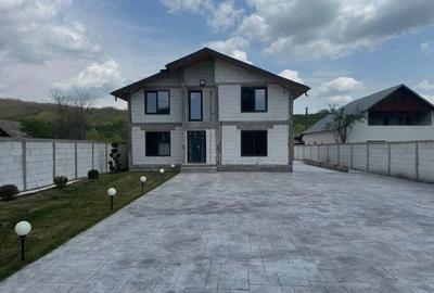 Casă cu 5 camere cu Teren 720 Mp în Bogați