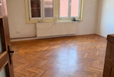 Casă cu 7 camere cu Teren 749 Mp în Central